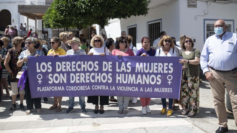 Minuto de silencio por el asesinato de una joven de 26 años acuchillada presuntamente por su pareja.