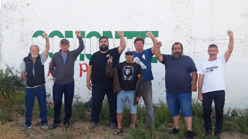 Miembros del Sindicato Andaluz de Trabajadores (SAT), tras ocupar por duodécima vez la finca de Somontes (Córdoba)
