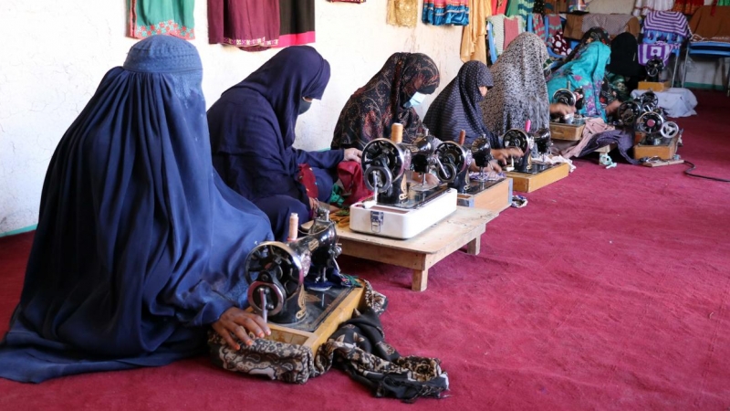 24/05/2022 Mujeres afganas trabajan en una sastrería en Kandahar, Afganistán. Razia, una mujer afgana, dirige un centro de sastrería en el que trabajan unas 50 mujeres que ganan unos 33 euros cosiendo ropa para ayudar a mantener a sus familias