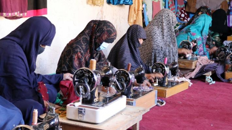 24/05/2022 Mujeres afganas trabajan en una sastrería en Kandahar, Afganistán. Razia, una mujer afgana, dirige un centro de sastrería en el que trabajan unas 50 mujeres que ganan unos 33 euros cosiendo ropa para ayudar a mantener a sus familias