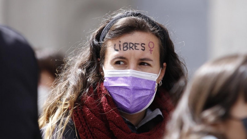 24/05/2022-Una chica, con la palabra 'Libres' escrita en la frente y con mascarilla morada, durante una manifestación por la defensa de los derechos de las mujeres, a 2 de abril, en Valladolid, Castilla y León