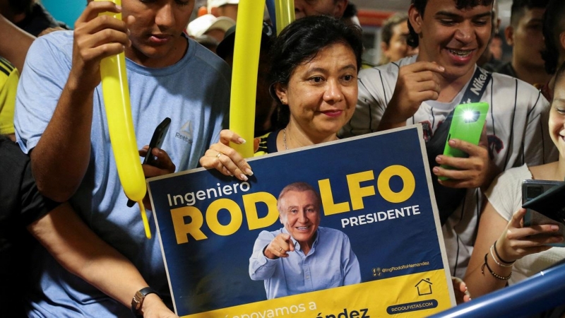 Una simpatizante de la formación de centro-derecha Liga de Gobernantes Anticorrupción, Rodolfo Hernandez, sostiene un cartel del candidato en las elecciones de este domingo en Colombia. REUTERS/Stringer