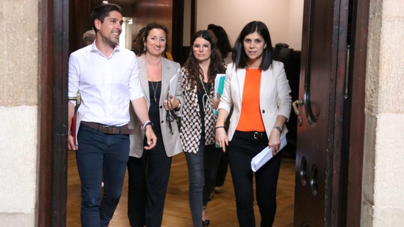 David Cid (ECP), Alícia Romero (PSC), Mònica Sales (JxCat) i Marta Vilalta (ERC) sortint amb un acord pel català després de la darrera reunió.