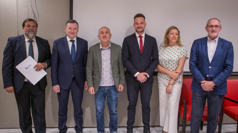 E-D: Francisco Caamaño (Osur); Àngel Simón (Agbar); José María Álvarez (UGT); Felipe Campos (Aigües de Barcelona); Natàlia Peiró (Càritas) i Antoni Bruel (Creu Roja)