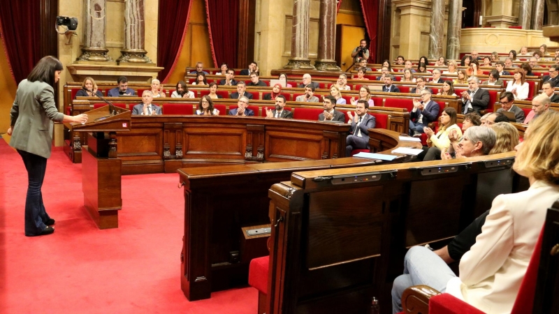 Diputats del Parlament aplaudeixen la portaveu d'ERC, Marta Vilalta, després del seu discurs al ple de la cambra catalana.