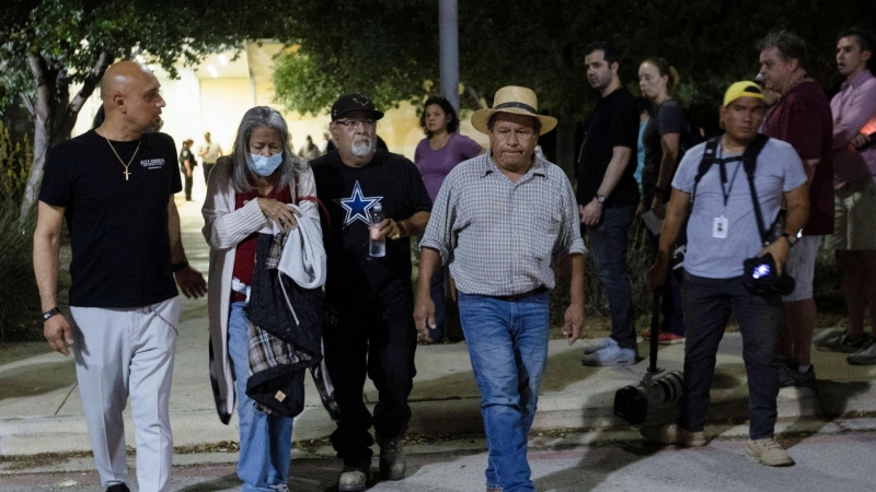 Una mujer es escoltada fuera del Centro Cívico SSGT Willie De Leon después de un tiroteo masivo en la Escuela Primaria Robb en Uvalde, Texas , EEUU.