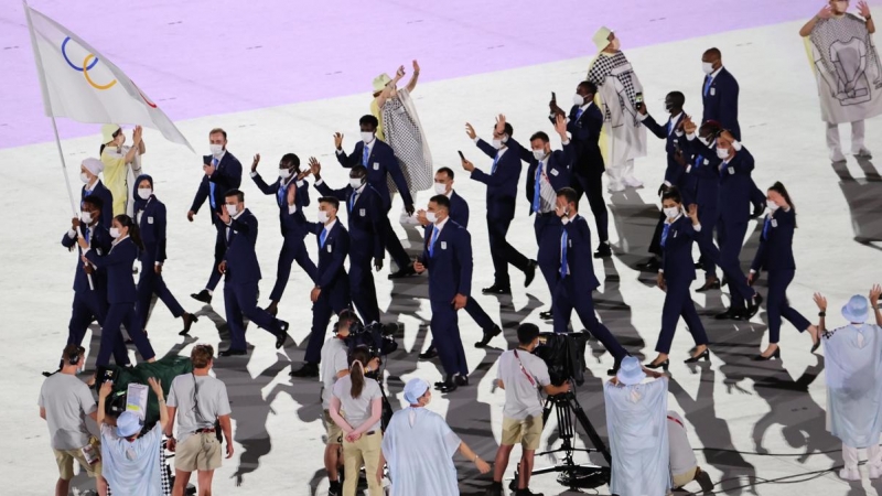 Foto de archivo tomada el 23 de julio de 2021 de los miembros del equipo olímpico de refugiados mientras desfilan durante la ceremonia de inauguración de los Juegos Olímpicos de Tokio 2020.