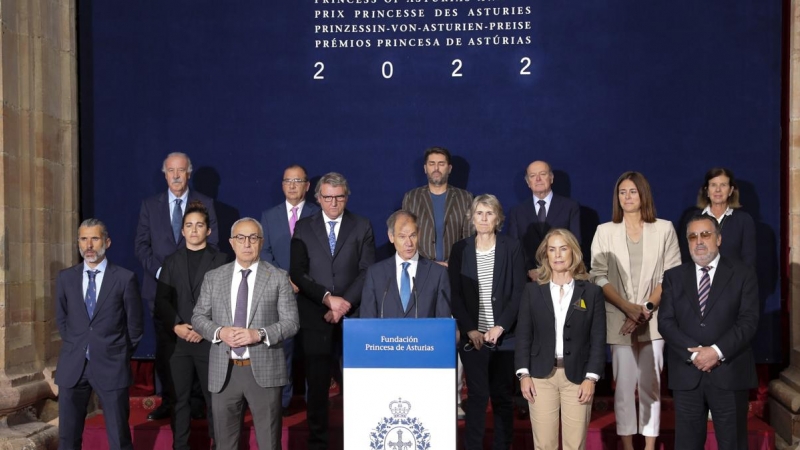 25/05/2022 - El jurado del Premio Princesa de Asturias de los Deportes 2022, presidido por Abel Antón, durante la lectura del acta del jurado que otorga el galardón de esta edición a la Fundación y el Equipo Olímpico de Refugiados del COI, el 25 de mayo.