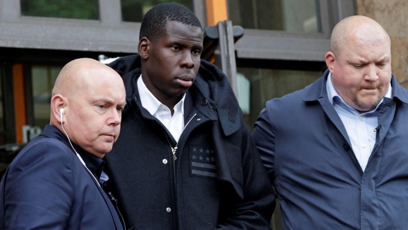 El defensor francés del West Ham United, Kurt Zouma (centro), tras comparecer ante el Thames Magistrates' Court en Londres el 24 de mayo de 2022.