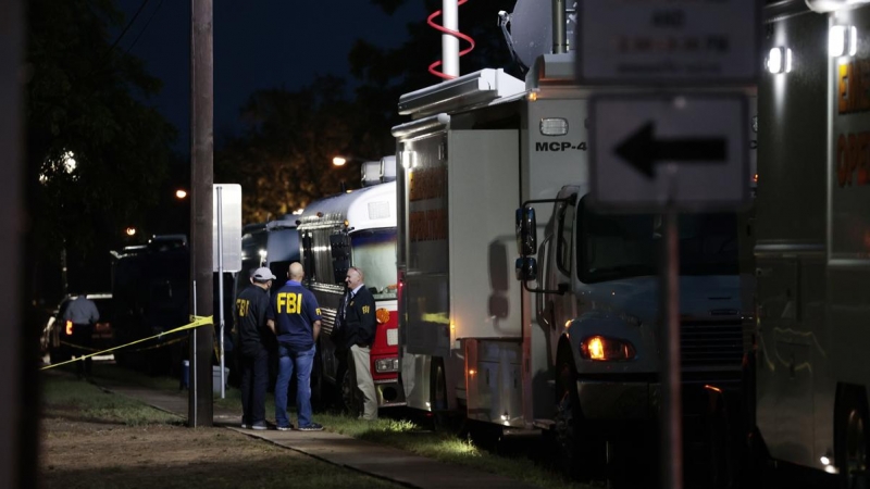 La policía y los investigadores continúan trabajando en la escena de un tiroteo masivo en la Escuela Primaria Robb que mató a 19 niños y dos adultos según el gobernador de Texas Greg Abbott en Uvalde, Texas, EEUU, el 25 de mayo de 2022.