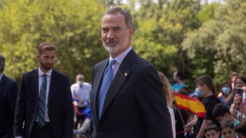 El rey Felipe VI a su llegada al acto de entrega del XV Premio Europeo Carlos V al Foro Europeo de la Discapacidad, en el Real Monasterio de Yuste, a 11 de mayo de 2022, en Cáceres.