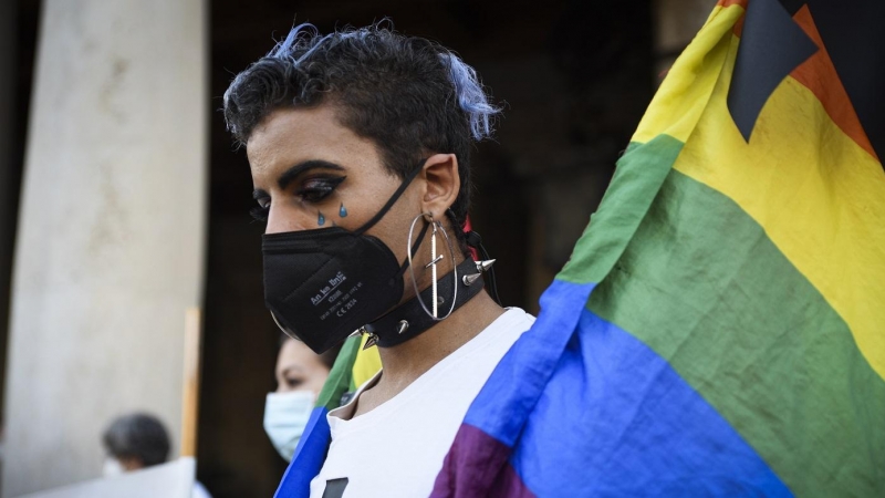 5/07/2022-Una persona manifestándose para condenar el asesinato de Samuel, el joven homosexual que murió tras una paliza en A Coruña, a 5 de julio de 2021, en Valencia