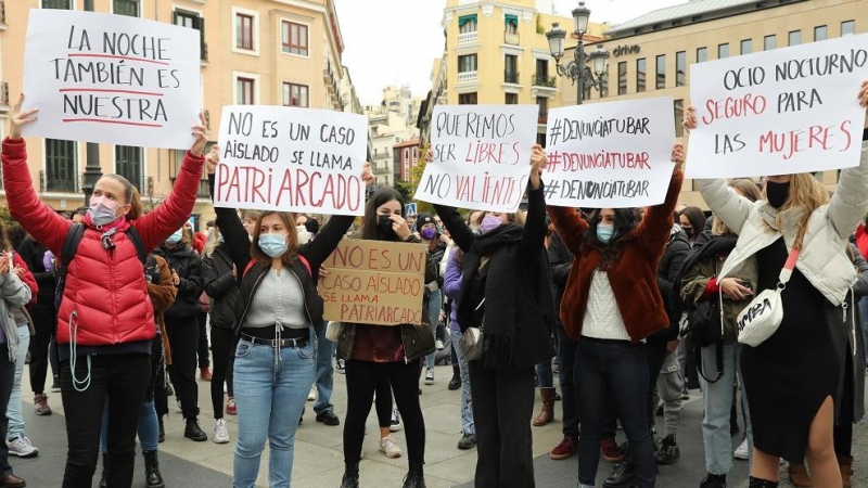 Varias mujeres sostienen diferentes pancartas en una manifestación contra la sumisión química, a 20 de noviembre de 2021, en Madrid