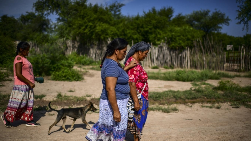 26/05/2022 - Imagen de archivo de mujeres indígenas wichi caminando por un camino en la comunidad indígena de Misión Chaquena, cerca de la ciudad de Embarcación, provincia de Salta, Argentina, el 26 de febrero de 2020.