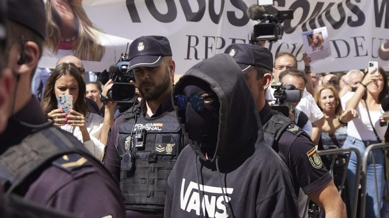 Francisco Javier García, conocido como 'El Cuco’, sale de los juzgados protegido por la Policía Nacional tras la primera sesión del juicio contra el joven Francisco Javier García, conocido como 'El Cuco', y contra su madre por presunto delito de falso tes