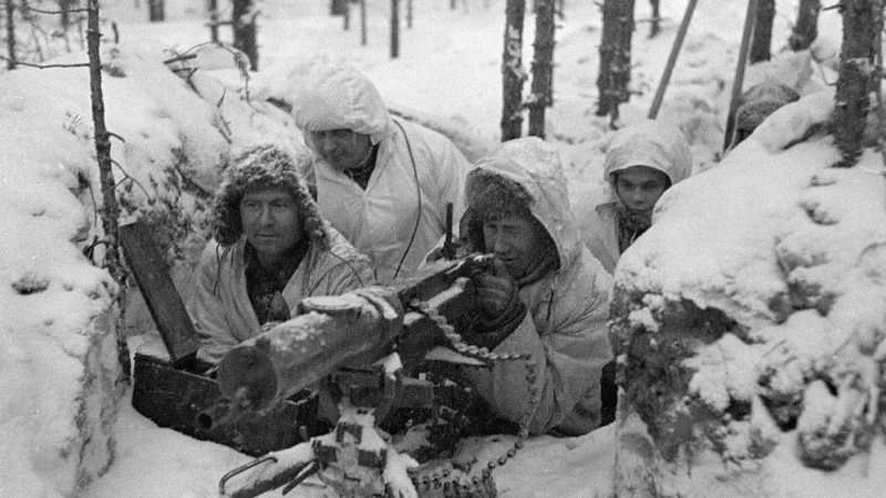 Soldados finlandeses con una ametralladora en la nieve durante la guerra de invierno contra la URSS.