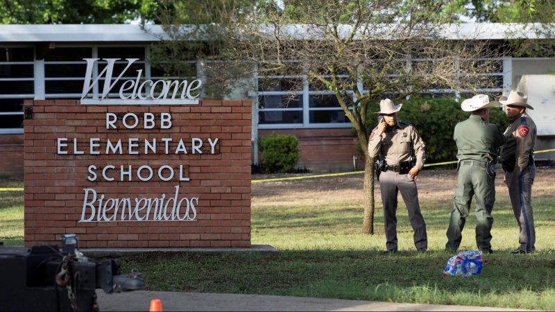 26/05/2022 - Agentes de Policía trabajan en la escena del tiroteo masivo en la Escuela Primaria Robb, en Uvalde, Texas, Estados Unidos a 25 de mayo de 2022