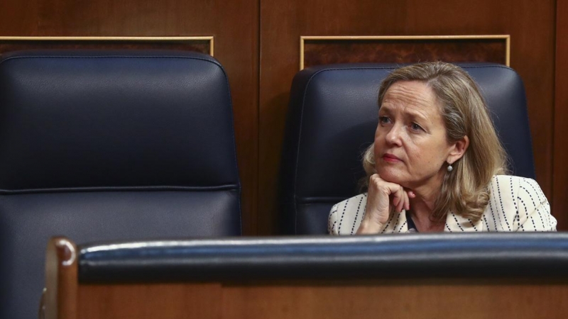 26/05/2022.- La vicepresidenta primera y ministra de Asuntos Económicos y Transformación Digital, Nadia Calviño, asiste este jueves al pleno del Congreso, donde el presidente del Gobierno, Pedro Sánchez, ha dado cuenta del espionaje con Pegasus sufrido po