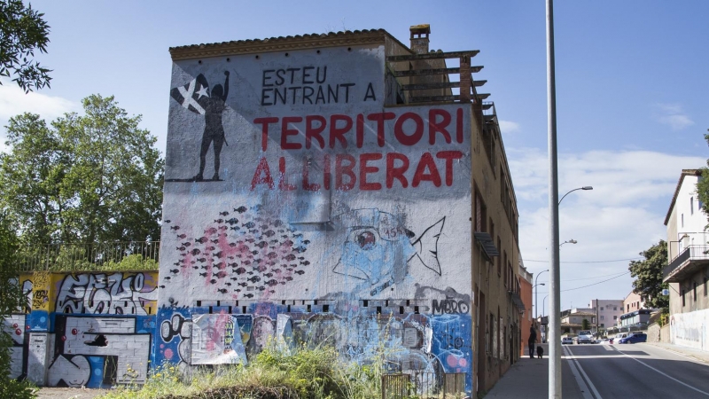 07/05/2022 - El mural pintat a Bàscara que el declara 'territori alliberat'.