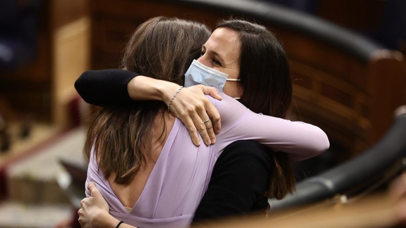 La ministra de Igualdad, Irene Montero (i), abraza a la ministra de Derechos Sociales y Agenda 2030, Ione Belarra, en una sesión plenaria, en el Congreso de los Diputados, a 26 de mayo de 2022, en Madrid