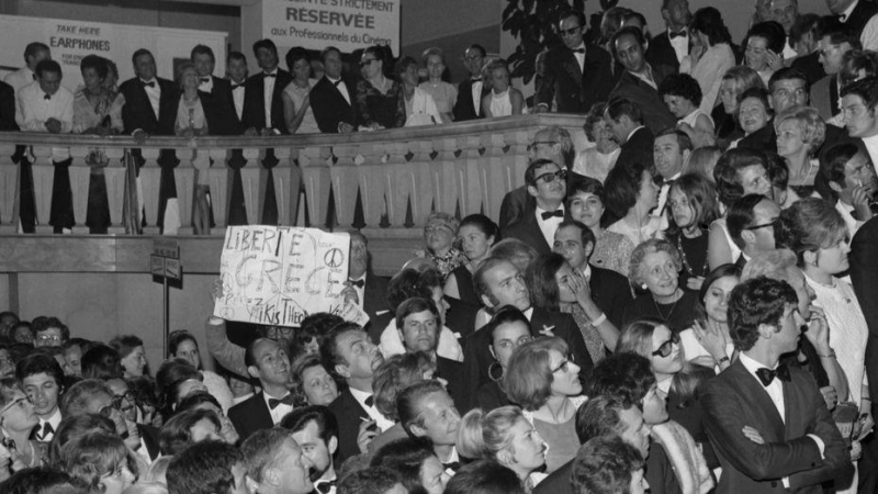 Manifestantes con pancartas ingresan al Palais des Festivals en Cannes el 22 de mayo de 1968, durante la proyección de la película 'Z' de Costa Gravas.