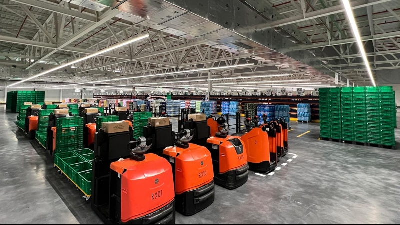 Interior de las instalaciones para comercio 'online' (conocida como 'colmena') de Mercadona en Alicante.