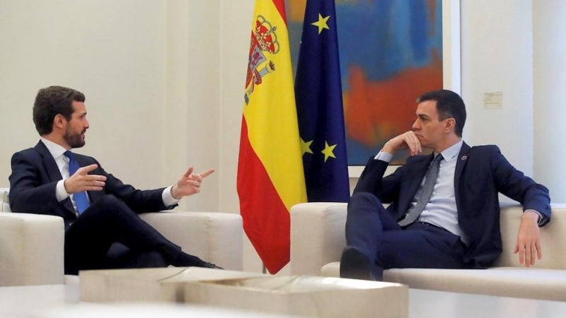 El presidente del Gobierno, Pedro Sánchez, con el ex líder del Partido Popular (PP), Pablo Casado, en el Palacio de la Moncloa en febrero de 2020