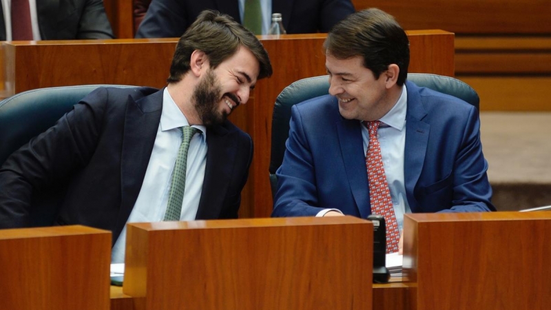El presidente de la Junta de Castilla y León, Alfonso Fernández Mañueco (d), junto al vicepresidente, Juan García Gallardo (i), este martes durante la sesión plenaria celebrada en el parlamento regional.