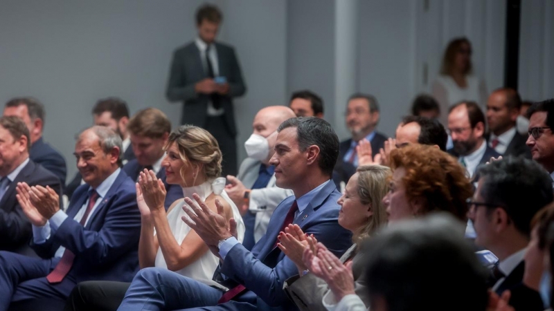 La vicepresidenta segunda y ministra de Trabajo y Economía Social, Yolanda Díaz; el presidente del Gobierno, Pedro Sánchez, y la vicepresidenta primera y ministra de Asuntos Económicos y Transformación Digital, Nadia Calviño, en el acto de presentación de