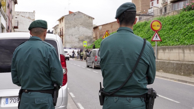 Dos agentes de la Guardia Civil vigilan en las inmediaciones del dispositivo para buscar a un joven desaparecido en julio de 2021, a 24 de mayo de 2022, en La Rioja.