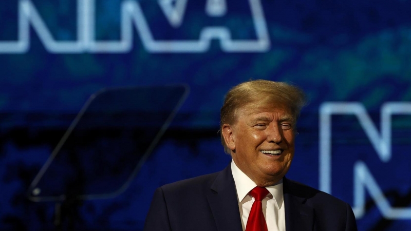 El expresidente estadounidense Donald Trump sonríe durante la convención de la Asociación Nacional del Rifle en el Centro de Convenciones George R Brown, en Houston, Texas,