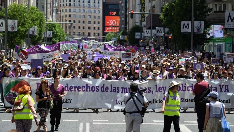 Cabecera de la manifestación para reclamar la abolición de la prostitución, a 28 de mayo de 2022, en Madrid (España). Más de cien organizaciones feministas se manifiestan para reclamar la abolición de la prostitución bajo el lema 'Por los derechos de las