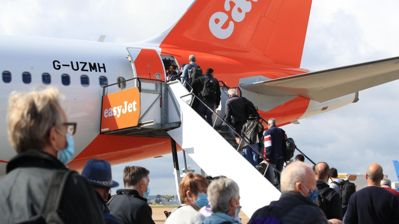 Los pasajeros se preparan para abordar un vuelo de EasyJet a Faro en Portugal desde Gatwick