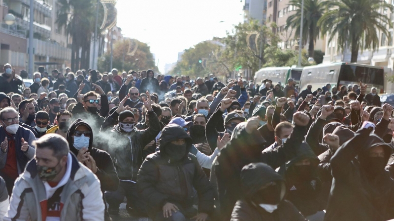 Cortes de carretera durante la huelga del metal de Cádiz, a 18 de noviembre del 2021 en Cádiz (Andalucía).