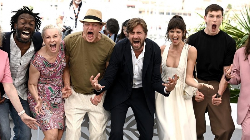 La actriz danesa Vicki Berlin, el actor estadounidense Woody Harrelson, el director de cine sueco Ruben Ostlund, la actriz sudafricana Charlbi Dean y el actor inglés Harris Dickinson asisten a una fotollamada para la película 'Triangle of Sadness' durante