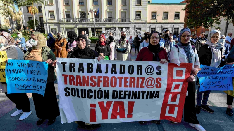 Un grupo de trabajadores transfronterizos protestan con pancartas en la Plaza de los Reyes, a 15 de mayo de 2022, en Ceuta