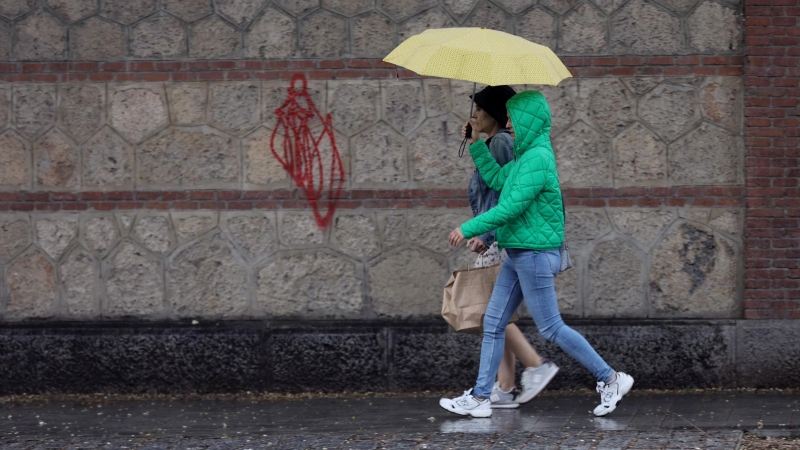 Varias personas caminan con paraguas el día en que han puesto en aviso amarillo a la Comunidad de Madrid por tormentas y lluvias, a 2 de mayo de 2022, en Madrid