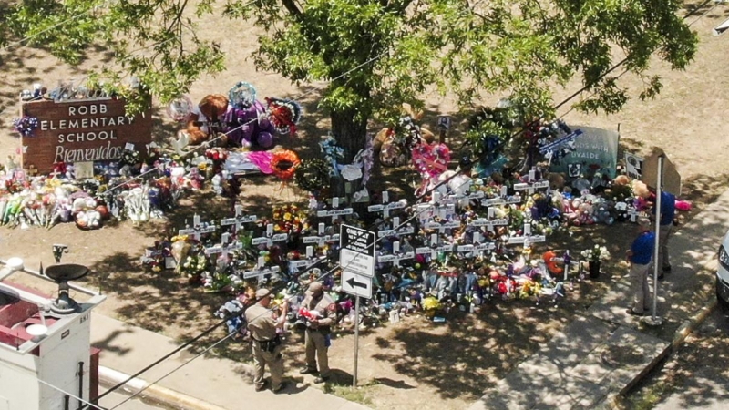 Una foto aérea tomada con un dron muestra el tiroteo masivo en la Escuela Primaria Robb en Uvalde, Texas, EE. UU., el 28 de mayo de 2022.