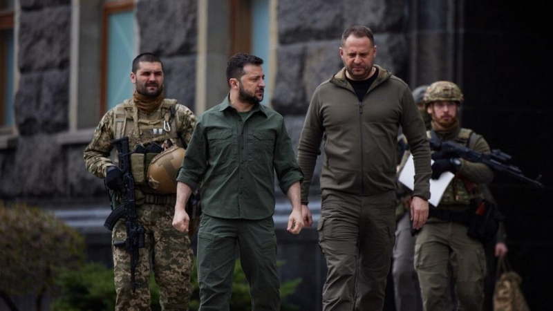 29/05/2022. El presidente de Ucrania, Volodimir Zelenski, junto a soldados ucranianos en Kiev, a 21 de abril de 2022.