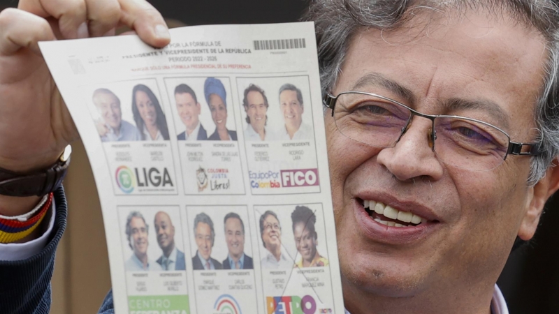 29/05/2022. El favorito a ganar las elecciones presidenciales colombianas, Gustavo Petro, posa con una papeleta electoral.