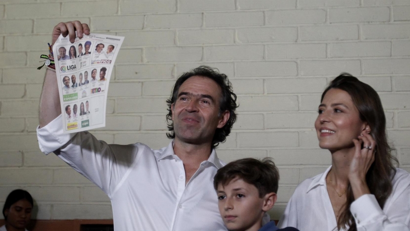 29/05/2022. El candidato a la Presidencia de Colombia por la Coalición Equipo por Colombia, Federico 'Fico' Gutiérrez (i), muestra su voto acompañado de su esposa Margarita Gómez (d) y su hijo Pedro hoy, en Medellín
