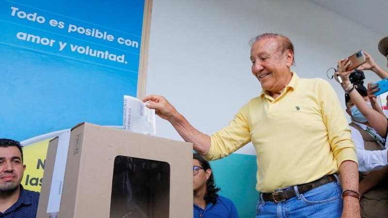 29/05/2022. El candidato del partido de Liga Anticorrupción, Rodolfo Hernández, deposita su papeleta en la urna, a 29 de mayo de 2022.