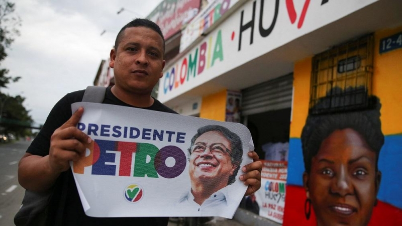 29/05/2022. Un votante muestra un cártel en apoyo a Gustavo Petro, a 29 de mayo de 2022.