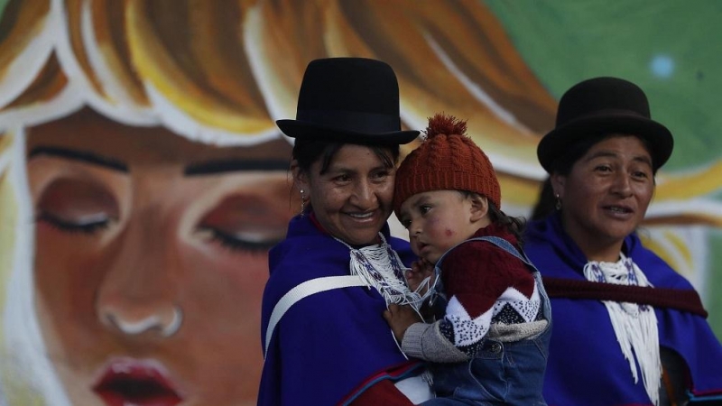 29/05/2022. Dos indígenas Misak asisten a un puesto de votación para ejercer su derecho al voto hoy, durante la jornada de elecciones para elegir presidente de Colombia para el periodo 2022-2026, en el municipio de Silvia, Cauca (Colombia)