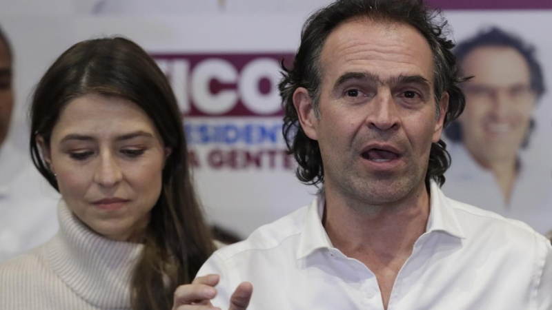 l candidato Federico 'Fico' Gutiérrez (d) habla junto a su esposa Margarita Gómez (i) hoy, al final de la jornada de elecciones para elegir presidente de Colombia para el periodo 202-2026 en Bogotá