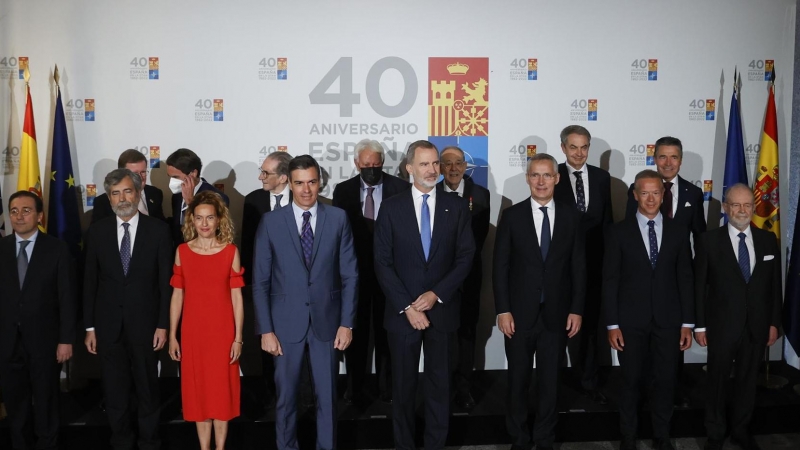 El secretario general de la OTAN, Jens Stoltenberg (c-d) posa junto con el presidente del Gobierno, Pedro Sánchez (c-i), el rey Felipe VI (c) y otras autoridades este lunes en Madrid a su llegada al acto de conmemoración por el 40 aniversario del ingreso