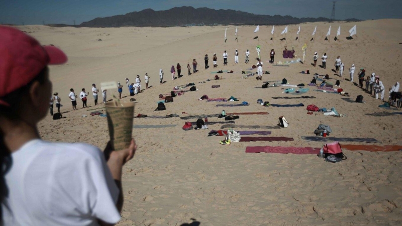 30/05/2022 - Personas participan en una clase de yoga en los Campos de Dunas de Samalayuca, en el norte del estado mexicano de Chihuahua en Ciudad Juárez, (México) el 3 de julio de 2021.