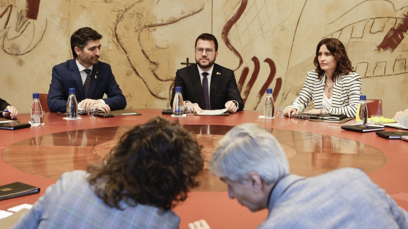 El presidente de la Generalitat, Pere Aragonés, junto a su vicepresidente, Jordi Puigneró (i), y la consellera de Presidencia, Laura Vilagrà (d), durante la reunión extraordinaria de Govern este lunes 30 de mayo de 2022.