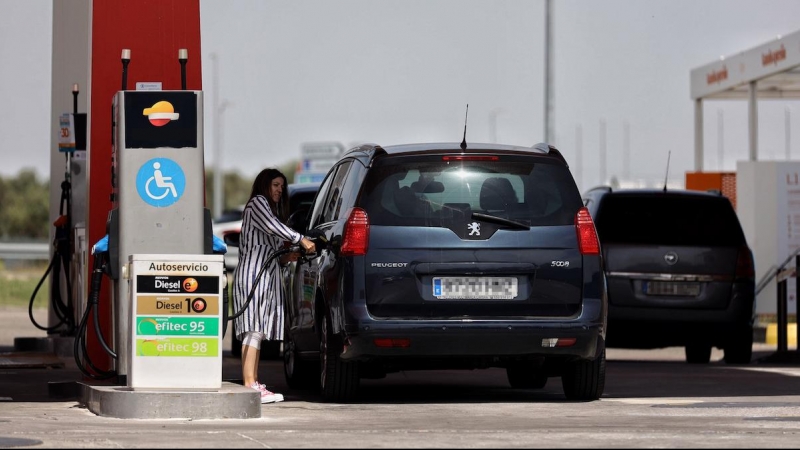 Una mujer repostando en una gasolinera, a 12 de mayo de 2022, en Madrid.