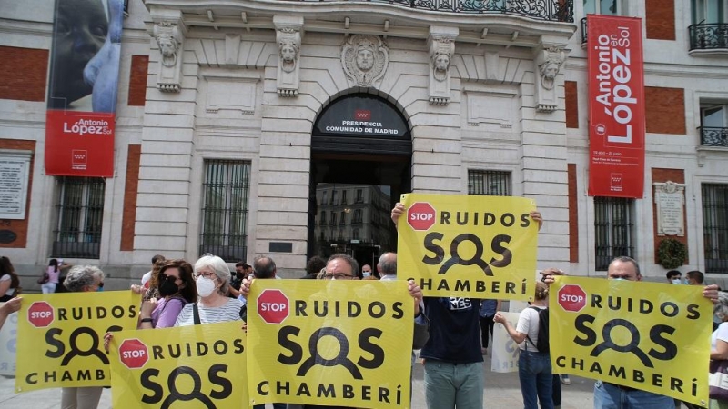 30/05/2022. Un grupo de vecinos del distrito de Chamberí participa en una concentración con pancartas donde se puede leer 'STOP Ruidos, SOS Chamberí' en la Puerta del Sol, a 31 de mayo de 2021, en Madrid, (España).